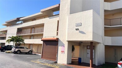 8850 Fontainebleau Blvd in Miami, FL - Building Photo - Building Photo