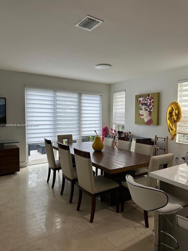 10423 NW 70th Ln in Doral, FL - Building Photo - Building Photo