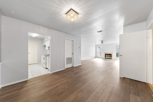 6500 Sands Point Dr in Houston, TX - Building Photo - Building Photo