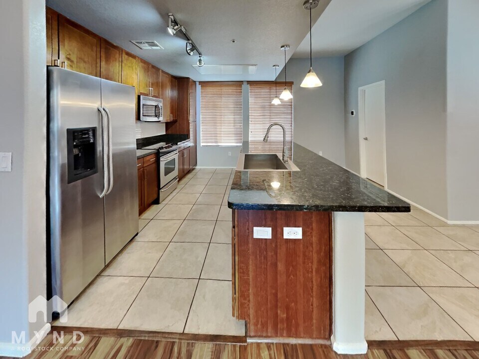 6745 N 93RD Ave in Glendale, AZ - Foto de edificio