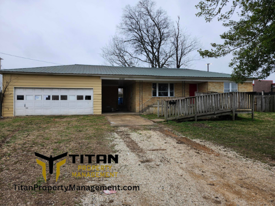 1228 W Sevier St in Benton, AR - Building Photo