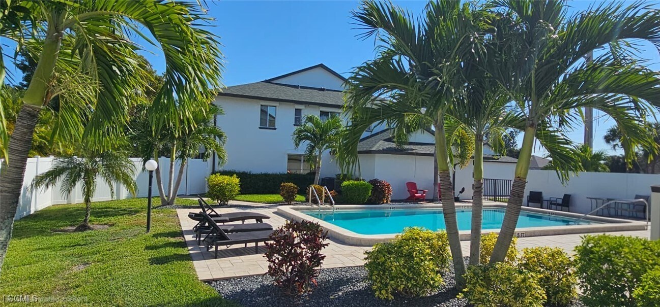 1519 Cape Coral Pkwy W in Cape Coral, FL - Building Photo