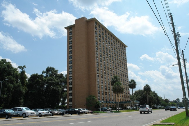 College Arms Towers - Senior Community +62 in DeLand, FL - Foto de edificio - Building Photo