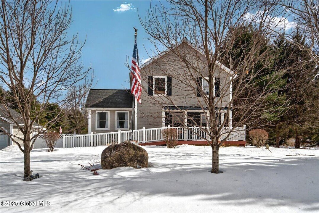 179 Northern Pines Rd in Gansevoort, NY - Foto de edificio