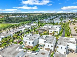 7457 NW 101 Ave in Doral, FL - Building Photo - Building Photo