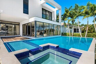 418 Sunset Dr in Hallandale Beach, FL - Building Photo - Building Photo