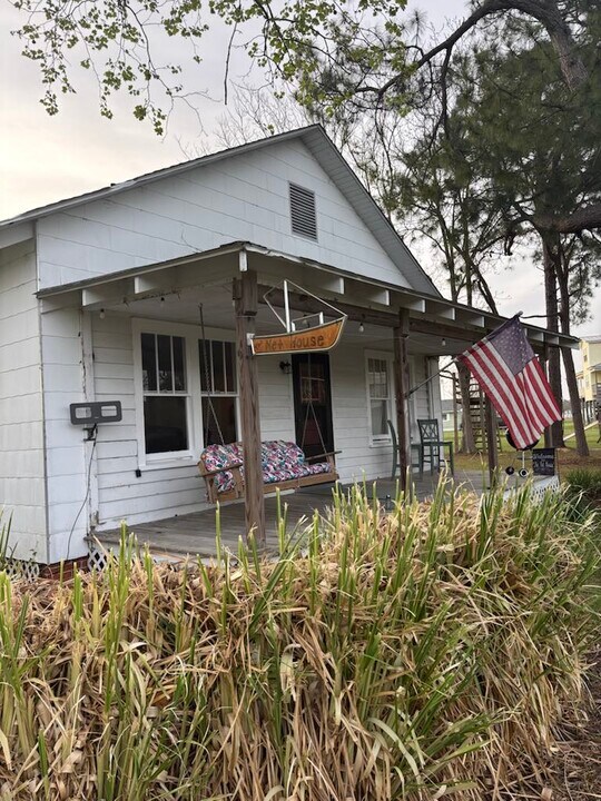 144 Ray Davis Rd in Marshallberg, NC - Building Photo