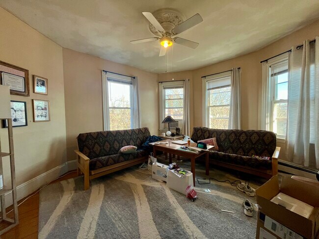 803 Parker St, Unit 3 in Boston, MA - Foto de edificio - Building Photo