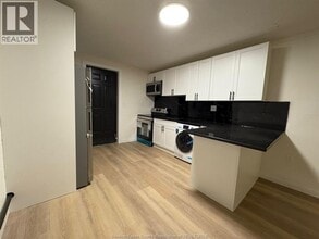 1374 Wyandotte St E in Windsor, ON - Building Photo - Building Photo