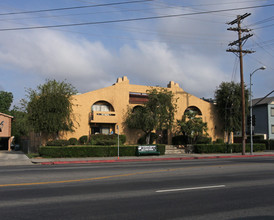 6561 Woodman Ave in Van Nuys, CA - Building Photo - Building Photo