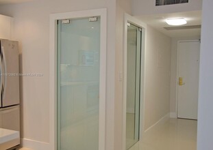 2301 Collins Ave, Unit 912 in Miami Beach, FL - Foto de edificio - Building Photo