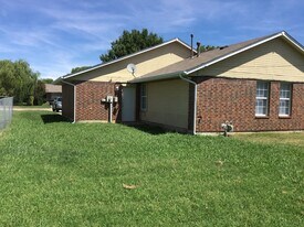 1012 NW 14th St in Moore, OK - Building Photo