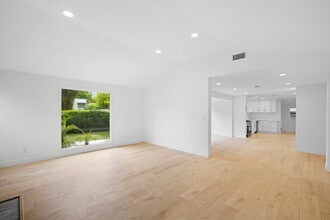 1546 Glenwood Rd in Glendale, CA - Foto de edificio - Building Photo