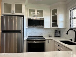 98 Wharfside Dr in Monmouth Beach, NJ - Foto de edificio - Building Photo