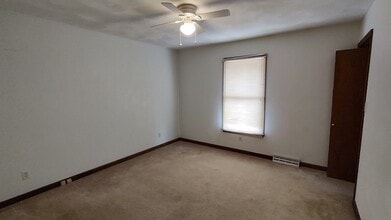 2418 Austin Dr, Unit 2418 in Springfield, IL - Building Photo - Building Photo