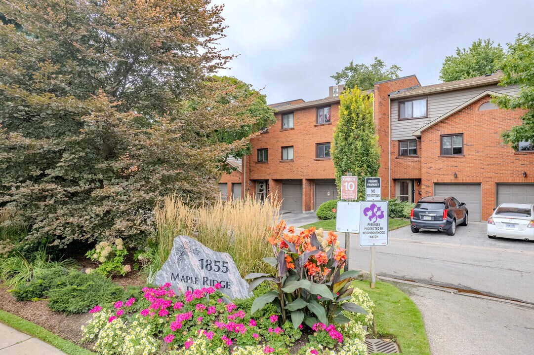 1855 Maple Ridge Dr in Mississauga, ON - Building Photo