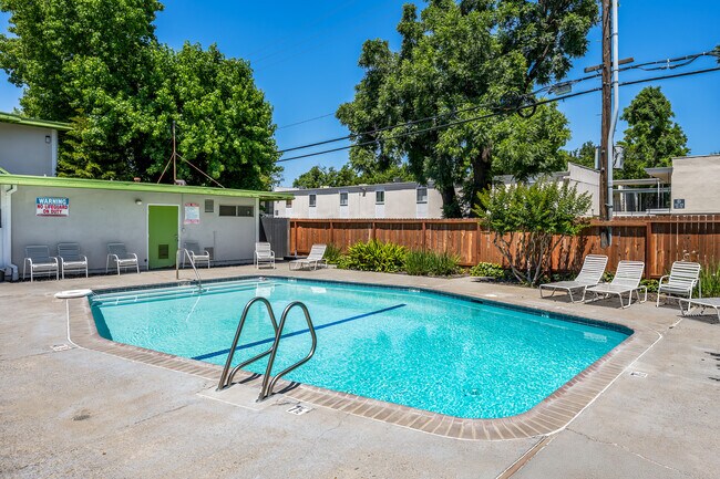 Peacock Apartments in Sacramento, CA - Building Photo - Building Photo