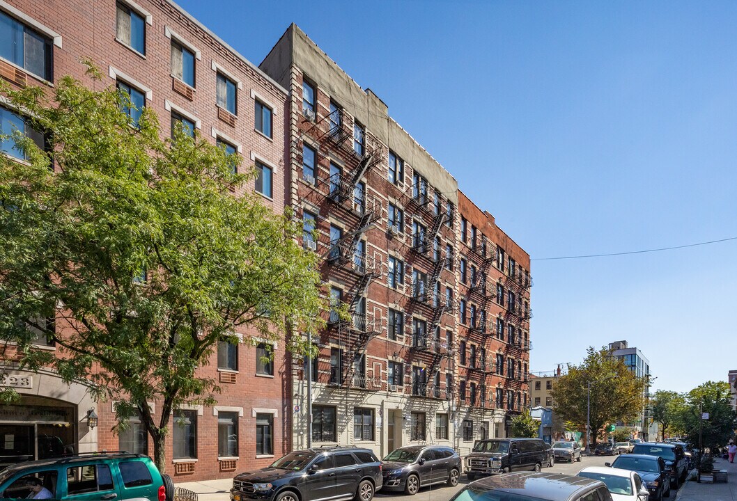 231 E 117th St in New York, NY - Building Photo