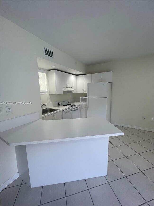 3090 Bird Ave in Miami, FL - Building Photo - Building Photo