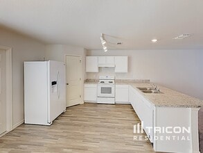 2425 Lake Forest Ave in Spring Hill, FL - Foto de edificio - Building Photo