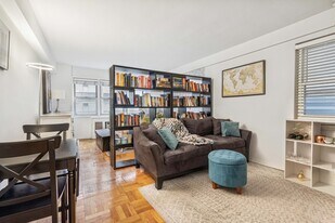 321 E 45th St in New York, NY - Building Photo