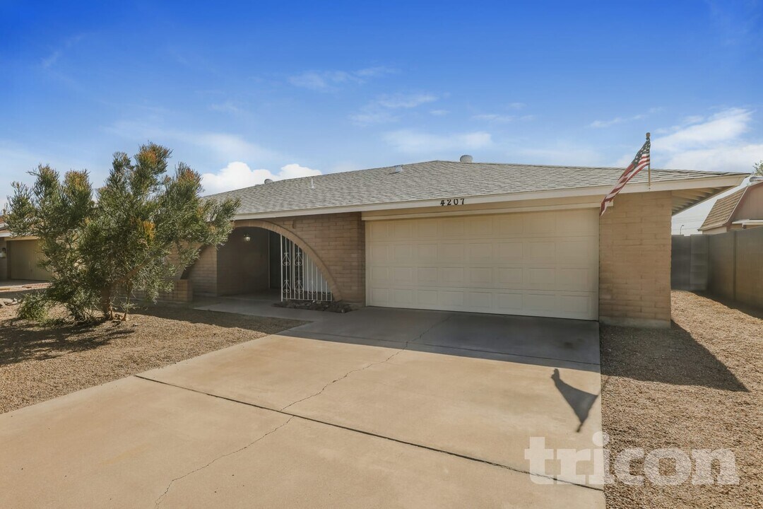 4207 W Eva St in Phoenix, AZ - Foto de edificio