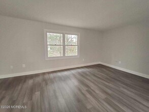 123 Northampton Dr in Holmdel, NJ - Foto de edificio - Building Photo