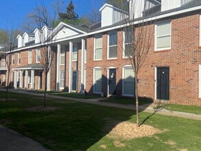 Canterbury Commons in Starkville, MS - Foto de edificio - Building Photo