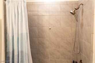 14888 Edgewater Cir in Naples, FL - Foto de edificio - Building Photo