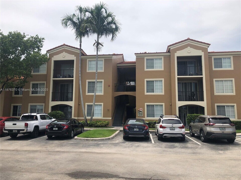 7910 N Nob Hill Rd in Tamarac, FL - Building Photo