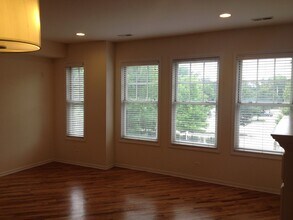 1528 W Greenleaf Ave, Unit 3W in Chicago, IL - Building Photo - Building Photo