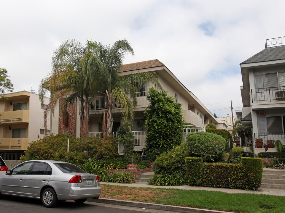 11929 Kiowa Ave in Los Angeles, CA - Building Photo