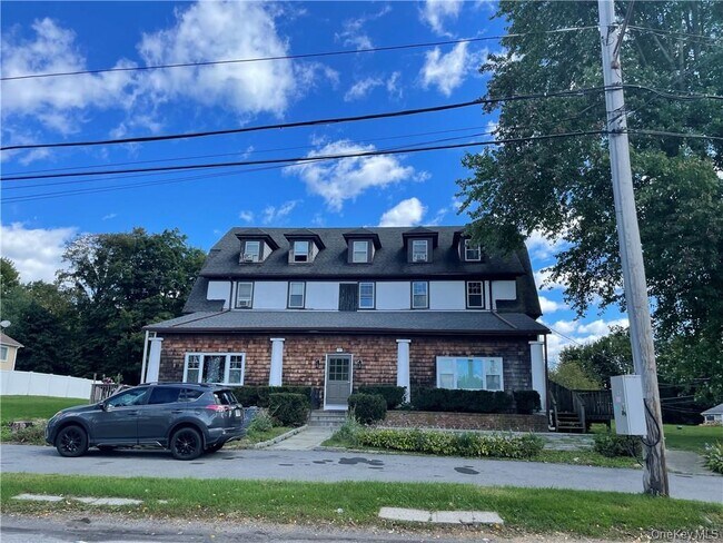 185 E Lake Blvd in Mahopac, NY - Building Photo - Building Photo