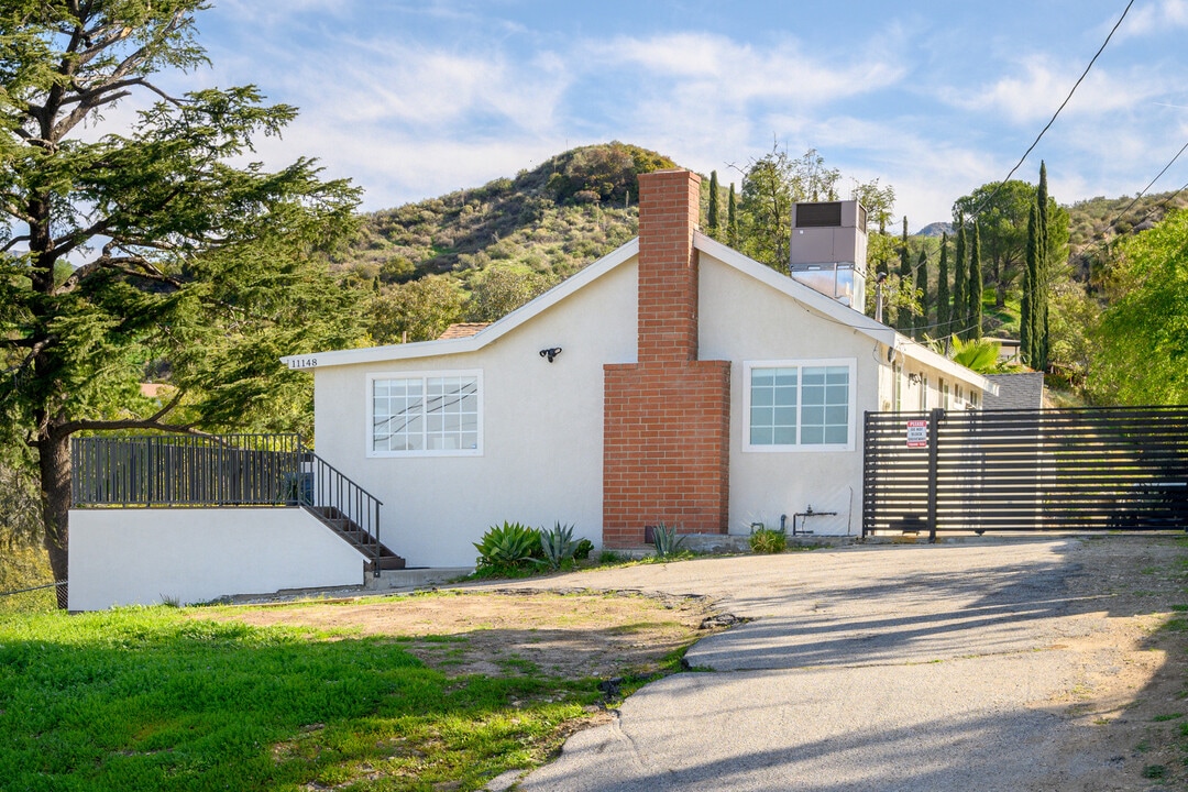 11148 Plainview Ave in Tujunga, CA - Foto de edificio