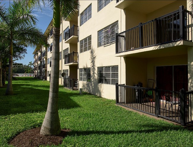 Apartments at Crystal Lake in Deerfield Beach, FL - Building Photo - Building Photo