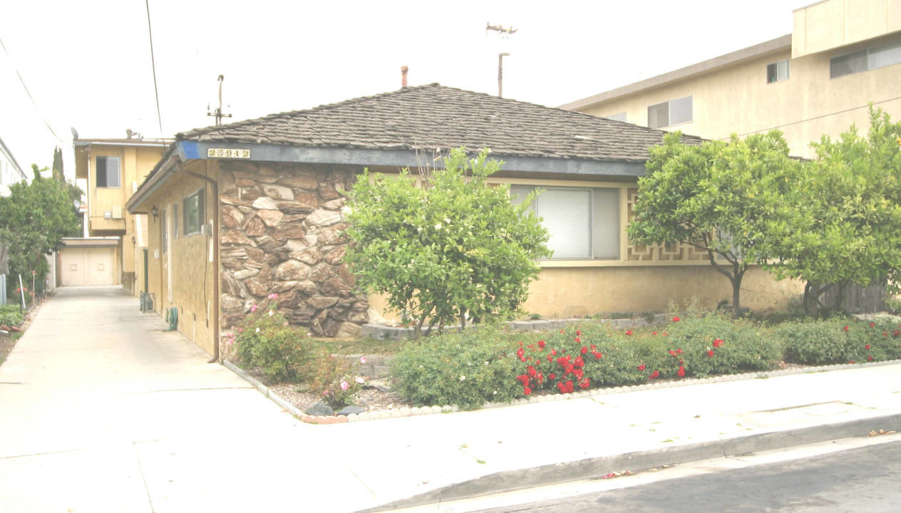 25910 Viana Ave in Lomita, CA - Foto de edificio
