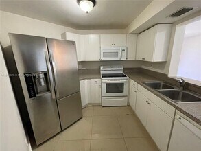 9735 Fontainebleau Blvd in Miami, FL - Building Photo - Building Photo
