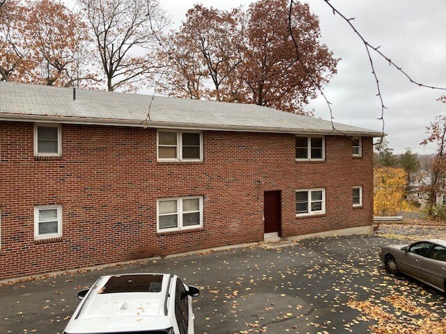 451 Divinity St in Bristol, CT - Building Photo