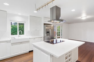 17729 Spruce Way in Lynnwood, WA - Building Photo - Building Photo