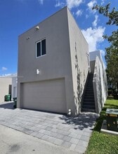 10440 NW 67th St in Doral, FL - Building Photo - Building Photo