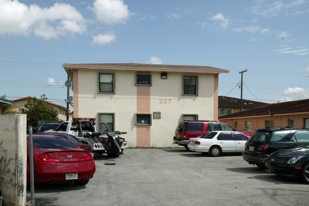 231-227 E 7th St in Hialeah, FL - Foto de edificio