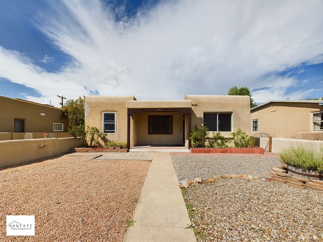 838 Gilmore St in Santa Fe, NM - Foto de edificio - Building Photo