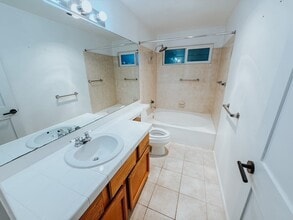 911 N 163rd St, Unit B-25 in Shoreline, WA - Building Photo - Building Photo