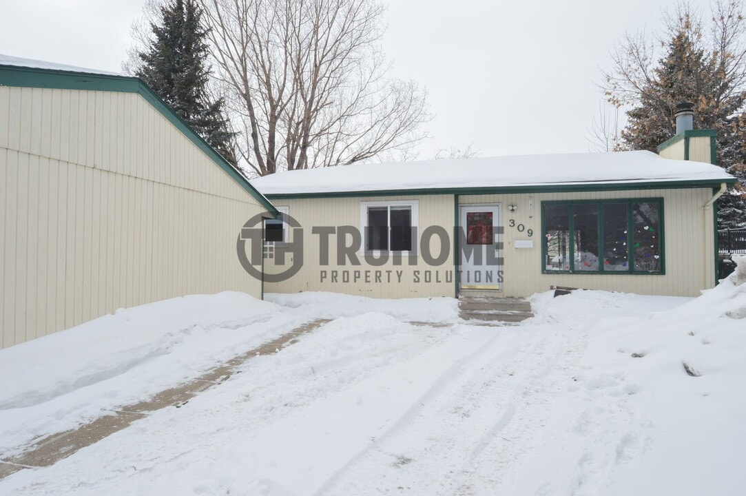 309 N 48th St in Grand Forks, ND - Building Photo