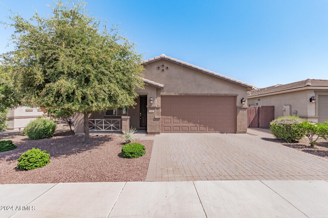 476 W Honey Locust Ave in San Tan Valley, AZ - Building Photo
