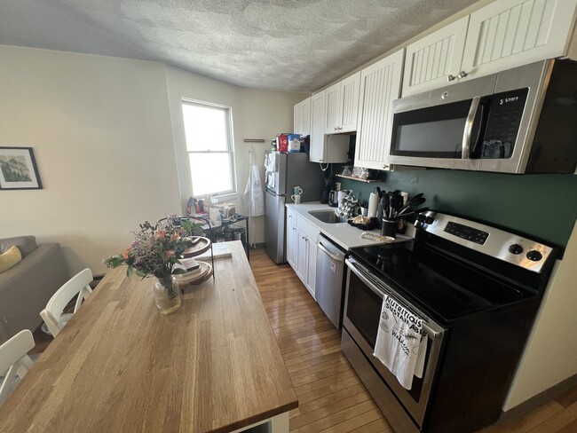 235 Holland St, Unit 3B in Somerville, MA - Building Photo - Building Photo