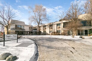 705 S Milwaukee Ave in Libertyville, IL - Building Photo