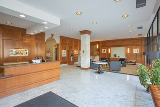 Colesville Towers Apartments in Silver Spring, MD - Foto de edificio - Lobby