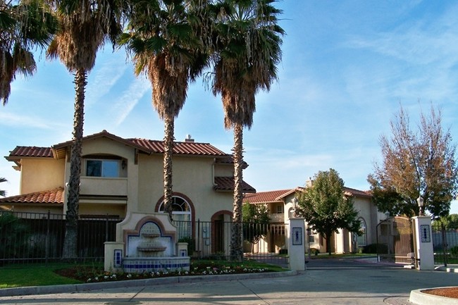 Villa Palmilla in Madera, CA - Building Photo - Building Photo