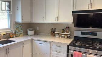 3153 Colonial Dr in Mississauga, ON - Building Photo